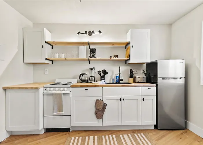 Modern Studio Apartment Near Merrimack Park