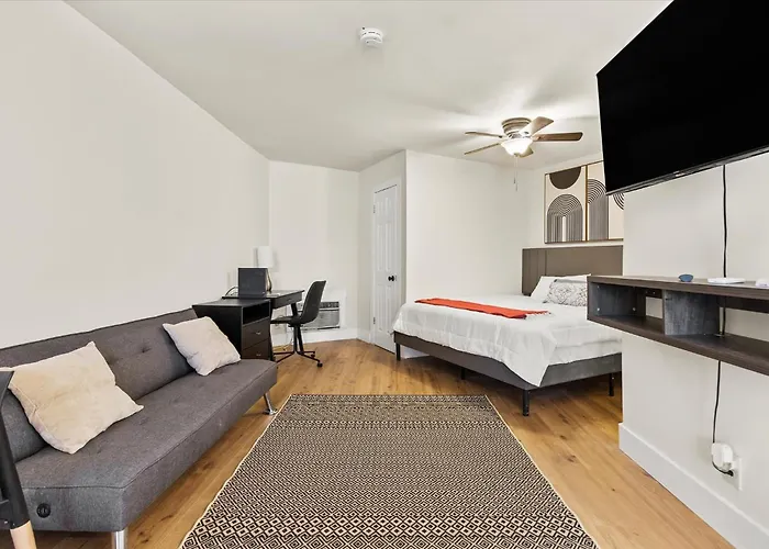 Modern Studio Apartment Near Merrimack Park