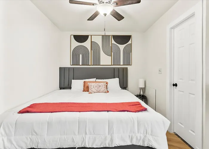 Modern Studio Apartment Near Merrimack Park