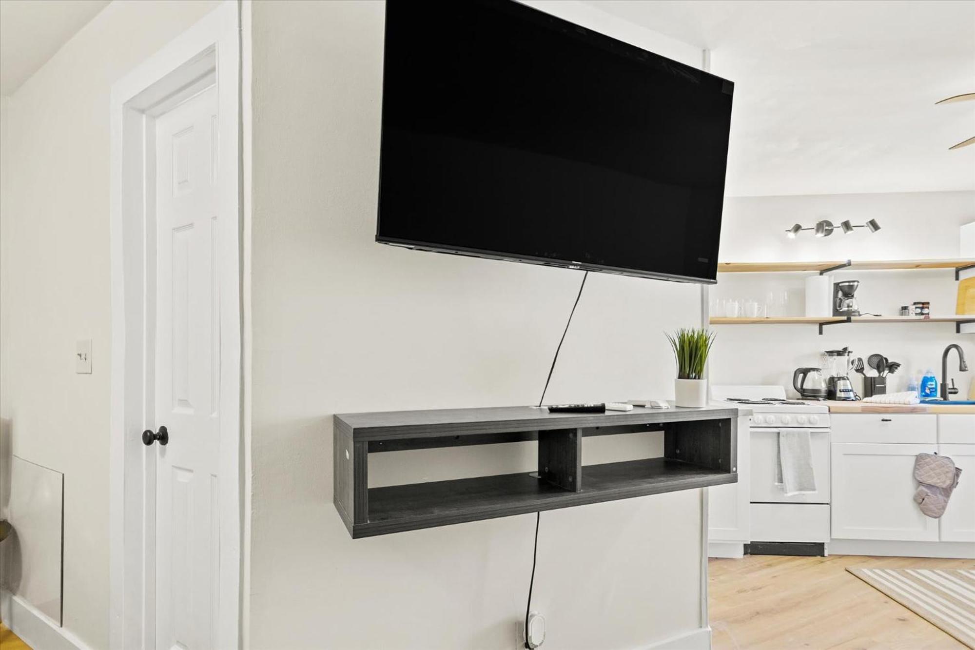 Modern Near Merrimack Park Apartment *