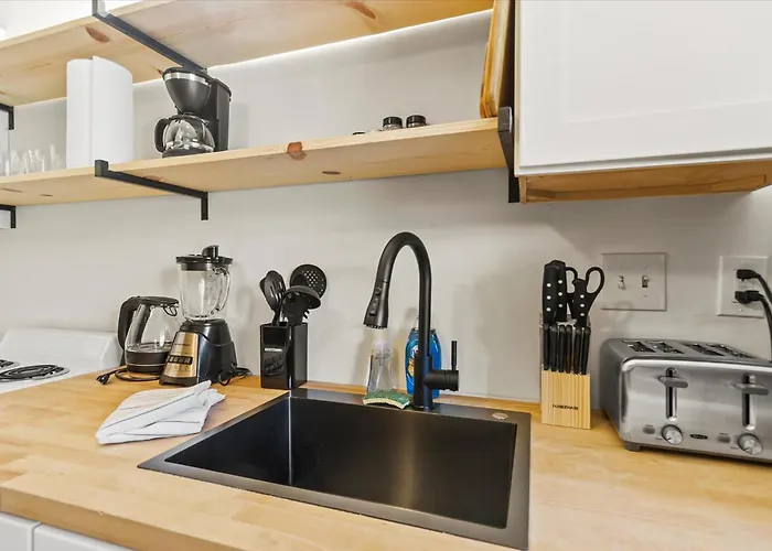 Modern Studio Apartment Near Merrimack Park