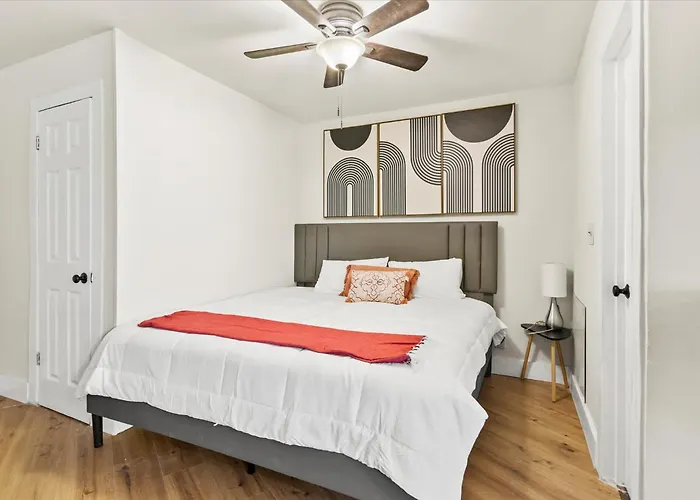 Modern Studio Apartment Near Merrimack Park