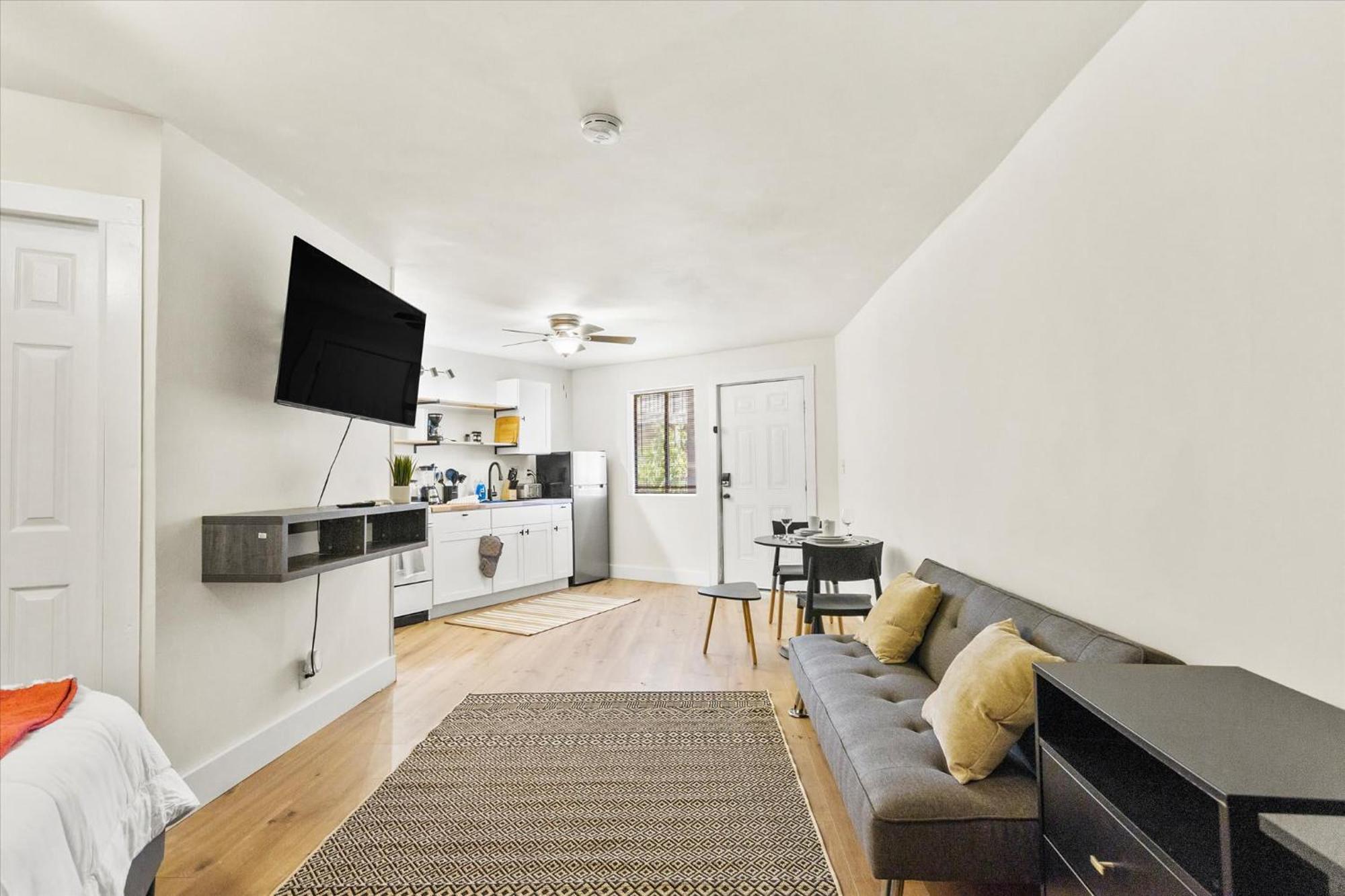 Modern Near Merrimack Park Apartment *